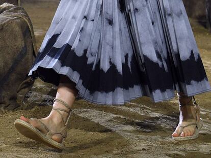 De la bota calada a la alpargata con logo: Dior propone en su desfile 6 tipos de zapatos (y todos son planos)