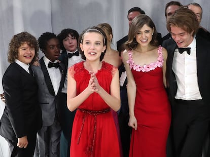 El elenco de la serie sorprendió al mundo con sus interpretaciones magistrales a pesar de la temprana edad de todos sus miembros y generó numerosos debates sobre lo sorprendente que resultaba ver a actores de tan corta edad comportarse (y vestirse) como adultos. En la imagen, la actriz durante el discurso que pronunció en sus primeros SAG Awards.