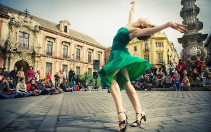 Danza en la plaza Virgen de los Reyes de Sevilla.