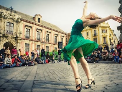 Danza en la plaza Virgen de los Reyes de Sevilla.
