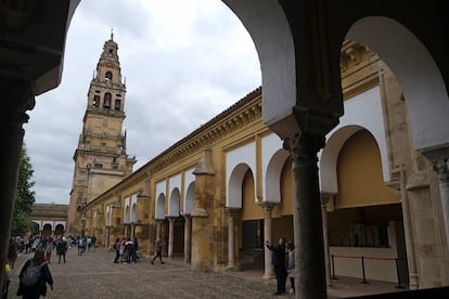 Vista de la Torre-campanario de la mezquita-catedral de Córdoba desde el Patio de los Naranjos.