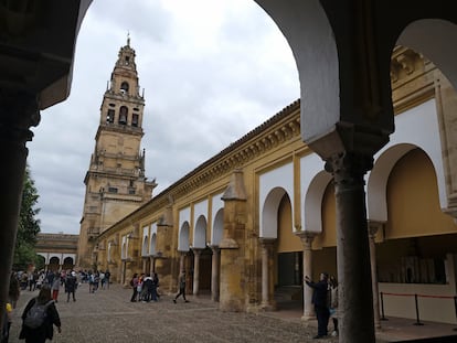 Vista de la Torre-campanario de la mezquita-catedral de Córdoba desde el Patio de los Naranjos.