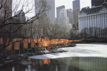 'The gates', instalación de Christo y Jeanne-Claude, que consta de 7.500 umbrales con cortinas color azafrán, en el Central Park de Nueva York el pasado mes de febrero.