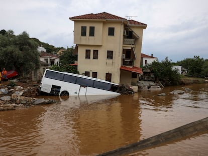 Un autobús sumergido por las inundaciones en Patanias, en Grecia.