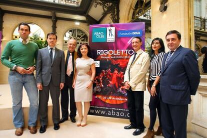 Desde la izquierda, Jordi; Rafael Pardo, director de la Fundación BBVA; Nucci, Mosuc, Gómez Martínez; Nuria Castejón, directora de escena de la reposición, y Juan Carlos Matellanes, presidente de la ABAO.
