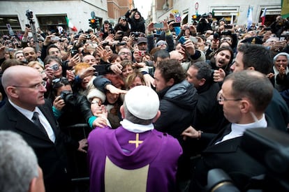 El papa Francisco saluda a los católicos tras dar misa en la Iglesia de Santa Ana en Roma el 17 de marzo de 2013. El pontífice dio la mano a los fieles ante el Vaticano, bajo la nerviosa mirada de los guardias de seguridad.