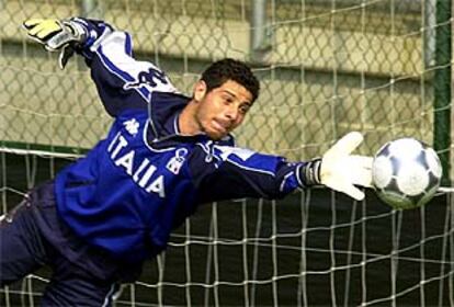 Toldo, durante un entrenamiento con la selección italiana.