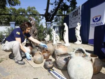 Una policía incauta las piezas de arte encontradas en el jardín del empresario chileno.