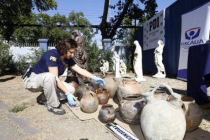 Una policía incauta las piezas de arte encontradas en el jardín del empresario chileno.