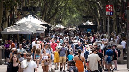 Turistas en las Ramblas, en verano de 2023