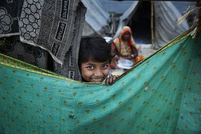 Una joven durante el festival Makar Sankranti que marca el fin de la cosecha y la llegada de la primavera según el calendario hindú, en Allahabad, India.