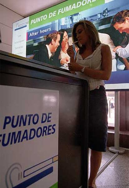 Punto de fumadores en el aeropuerto de Barajas.