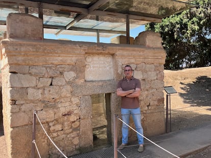 Rodolfo Arroyo de la Rosa en los columbarios romanos de Mérida.