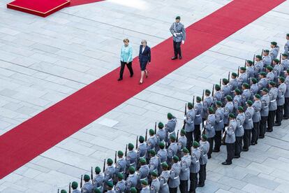 En su primera visita oficial como primera ministra, Theresa May junto a la canciller alemana, Angela Merkel, en la Cancillería de Berlín el 20 de julio de 2016. En estos tres años, la relación entre el Gobierno británico y Bruselas ha estado marcada por la incapacidad del Ejecutivo del Reino Unido en definir su salida de la UE.