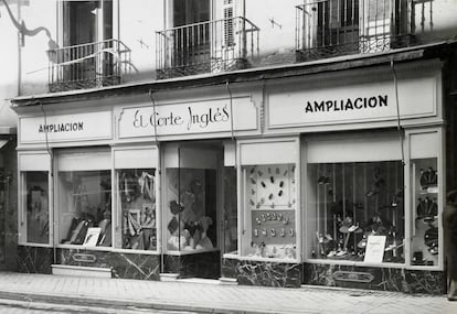 Fachada de la tienda de El Corte Inglés en la calle de Preciados 3, de Madrid, en 1941.