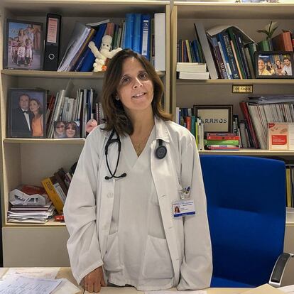 <b>Elena Muñez Rubio, médica de la unidad de enfermedades infecciosas en el Hospital Universitario Puerta de Hierro, en Majadahonda (Madrid). </b> <p>"Dada la dimensión del problema, estamos reclutando profesionales de otras especialidades", cuenta.