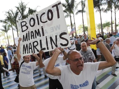 Manifiestación del exilio cubano en Miami contra las declaraciones del entrenador de los Marlins, Ozzie Guillén.