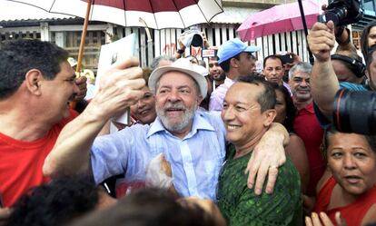 Lula abraça eleitores em Recife, no último 26.