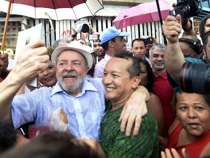 Lula abraça eleitores em Recife, no último 26.