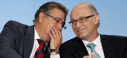Juan Ignacio Zoido conversa con Cristóbal Montoro.