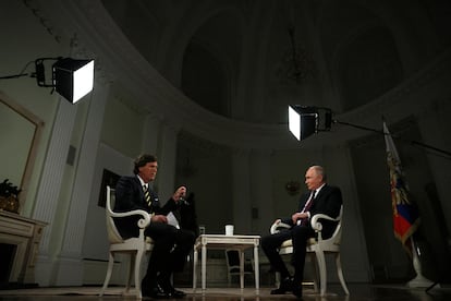  Tucker Carlson y Vladímir Putin, durante la entrevista transmitida este jueves.