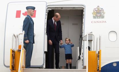 Guillermo aparece en el avión que les llevó a Canadá desde Londres danod la mano a su hijo.