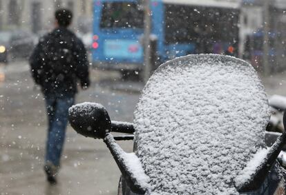 Nieve acumulada en una mota en el barrio de Retiro de Madrid.