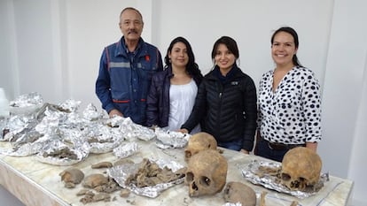 La investigadora Andrea Casas Vargas (derecha) junto a su equipo y al profesor José Vicente Rodríguez Cuenca.