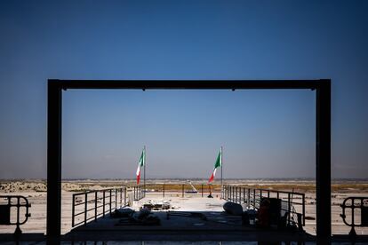 Las banderas de México permanecen desde la última ceremonia que se celebró en las obras. En la glorieta de acceso, habrá otra insignia que colgará desde un mástil a 35 metros. Y allí estará también la estatua del general Felipe Ángeles.