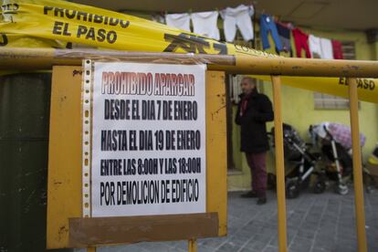 Cartel en una de las vallas en la que se anuncia la fecha en la que se va a desarrollar la demolición de la calle de San Fulgencio.