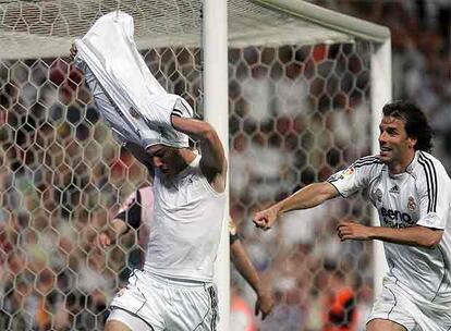 Higuaín, seguido por Van Nistelrooy, se quita la camiseta tras marcar el gol de la victoria del Madrid.