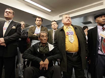 Varios opositores cubanos, en la recepción organizada por el PP en su sede de Madrid.