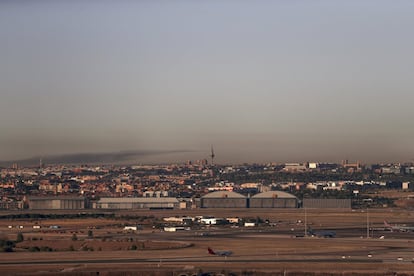 Los niveles de contaminación se mantienen a consecuencia del buen tiempo. En la foto, vista de Madrid desde Paracuellos del Jarama.