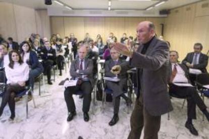 El exlehendakari Juan José Ibarretxe, durante su intervención hoy en el seminario "Concierto Económico: ayer, hoy y mañana" organizado hoy en Vitoria por el Legislativo autonómico.