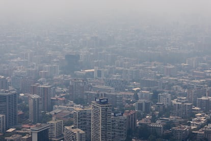 Las autoridades locales han recomendado que la población de riesgo, como embarazadas, menores de edad, ancianos y pacientes asmáticos, eviten salir de sus casas. Durante la mañana, 14 municipios de la Región Metropolitana solicitaron la suspensión de clases, según el ministro de Educación, Marco Antonio Avila. En la imagen, vista aérea del centro de Santiago. 