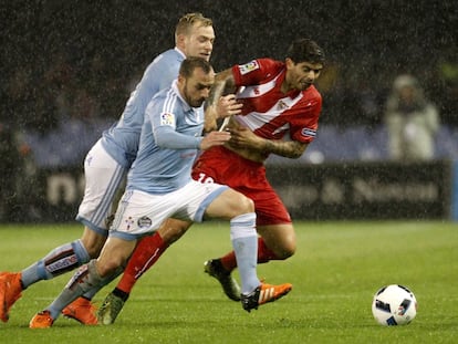 Banega pugna por el bal&oacute;n con Marcelo D&iacute;az y Guidetti.