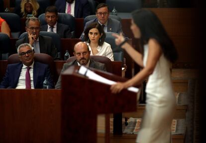 Isabel Díaz Ayuso escucha la intervenciones de Rocío Monasterio (Vox). "Señora Díaz Ayuso y señor Aguado. Ustedes necesitan nuestros votos. Hemos demostrado altura de miras en Andalucía y en Murcia", señaló Monasterio durante su intervención.