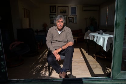El director de cine Agustín Díaz Yanes, la semana pasada en su casa de Madrid.