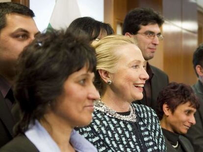 La secretaria de Estado norteamericana Hillary Clinton posa con miembros de la comunidad gitana en la Embajada de EE UU en Sof&iacute;a, Bulgaria.