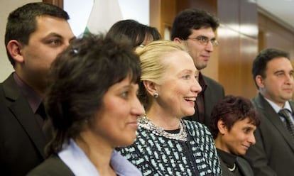 La secretaria de Estado norteamericana Hillary Clinton posa con miembros de la comunidad gitana en la Embajada de EE UU en Sofía, Bulgaria.