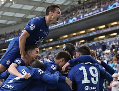 Los jugadores del Chelsea celebran el gol de Havertz en la final de la Champions este sábado en Oporto.