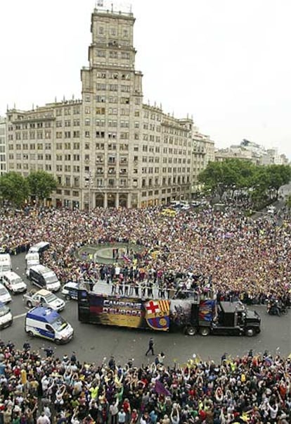 La caravana en la confluencia de la Gran Via con el paseo de Gràcia.