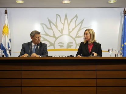 A chefe da diplomacia europeia, Federica Mogherini, e o ministro das Relações Exteriores do Uruguai, Rodolfo Nin Novoa, fazem declarações no encerramento da reunião do Grupo de Contato sobre a Venezuela.