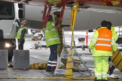 En el tiempo que el avión está en tierra los sistemas autónomos permanecen apagados durante todo el proceso, los técnicos conectan un sistema de aire acondicionado externo al avión para mantener una temperatura adecuada en la cabina.