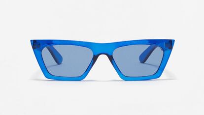 Gafas futuristas

En acetato y cristales azules, Mango ha sacado unas monturas que se parecen sospechosamente a las de Céline (15,99 euros).