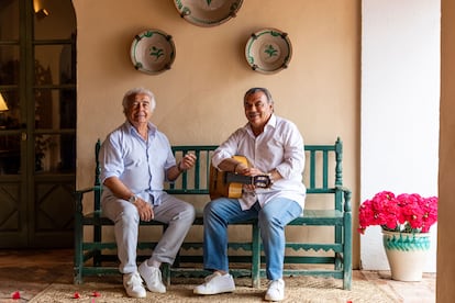 Los del Río posan en la villa de Utrera en la que ejercen de anfitriones.