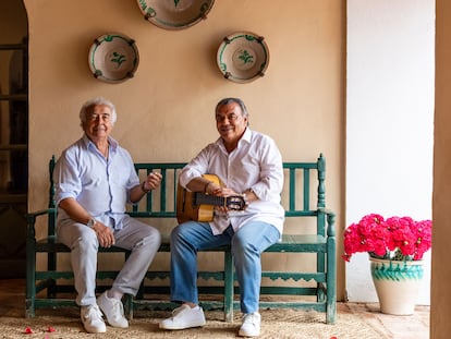 Los del Río posan en la villa de Utrera en la que ejercen de anfitriones.