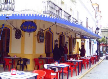 Café Central de Tarifa, Cádiz, también denominado "La Casa Amarilla" por el color de su fachada