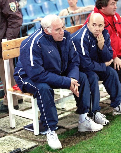 Luis Aragonés, junto a Roberto Simón Marina en el banquillo del Vicente Calderón en la temporada 2002-2003