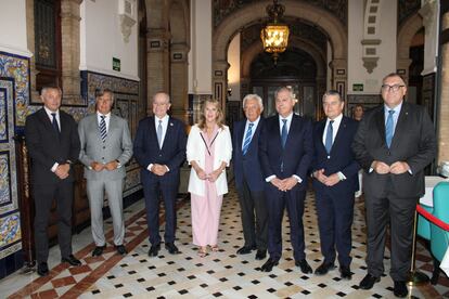 Francisco de la Torre (tercero por la izquieda) junto a José Luis Sanz (tercero por la derecha) y miembros de sus equipos el 12 de agosto en el hotel Alfonso XIII de la capital andaluza, junto a varios consejeros de la Junta y al presidente de la Cámara de Comercio de Sevilla.